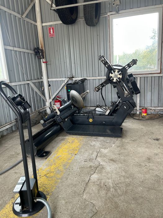 Mașina dejantat roți camioane - tractoare.