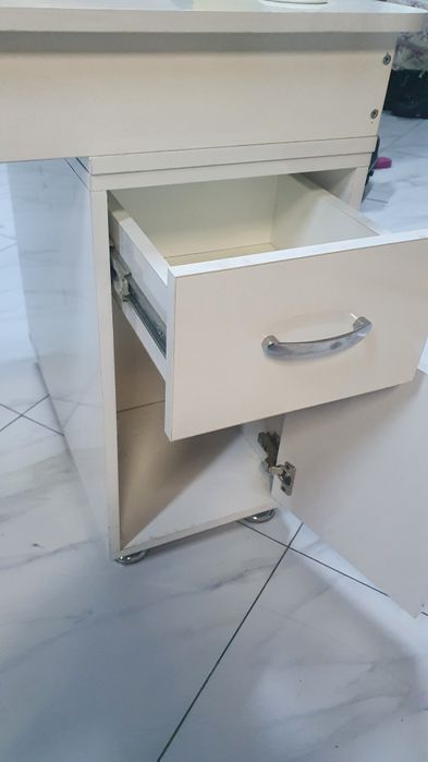 Стол с зеркалом для парикмахера