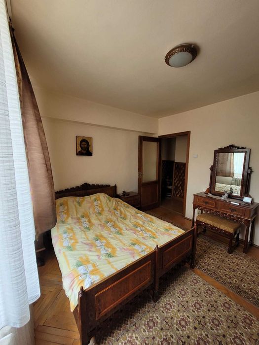 Apartament 3 camere, zona Dalas, cu pivnita si garaj