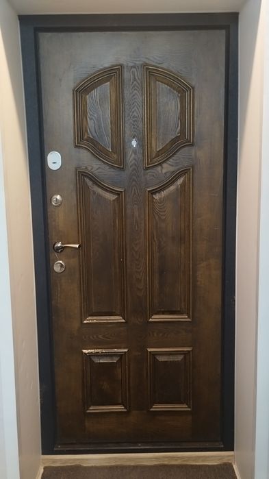 Продам входную металлическую дверь