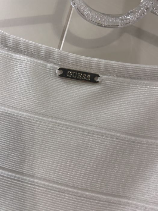 Бяла рокля Guess, размер S