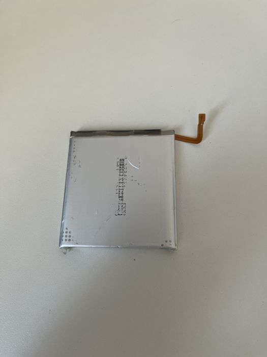 Продам батарею на samsung s23