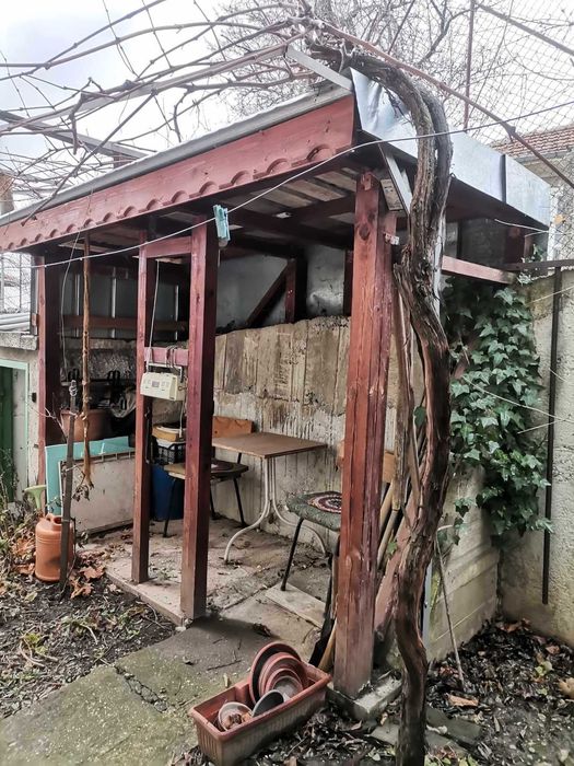 Продава се самостоятелно двуетажно жилище в масивна къща в гр. Попово