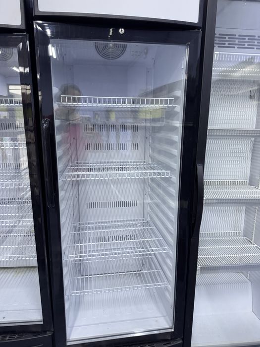 Витринный холодильниң 2шт