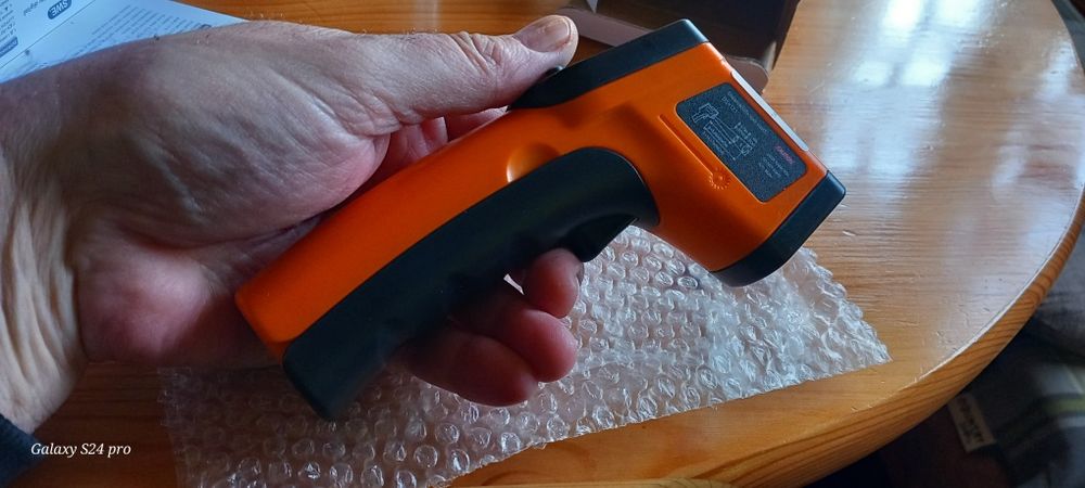 Безконтактен инфрачервен термометър.