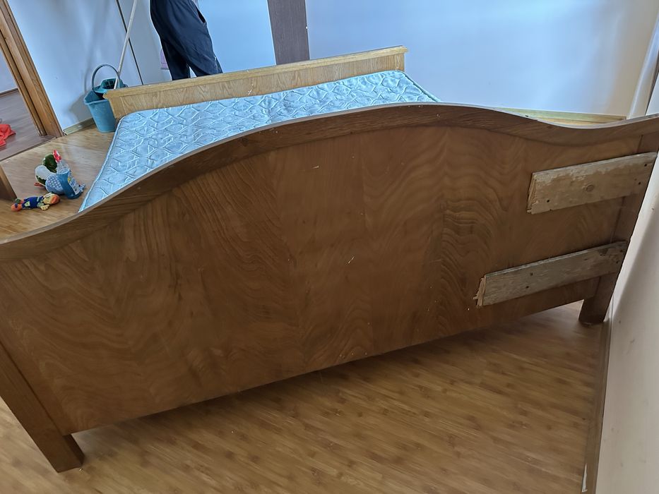 Pat cu tot cu saltea se vinde(usor negociabil)