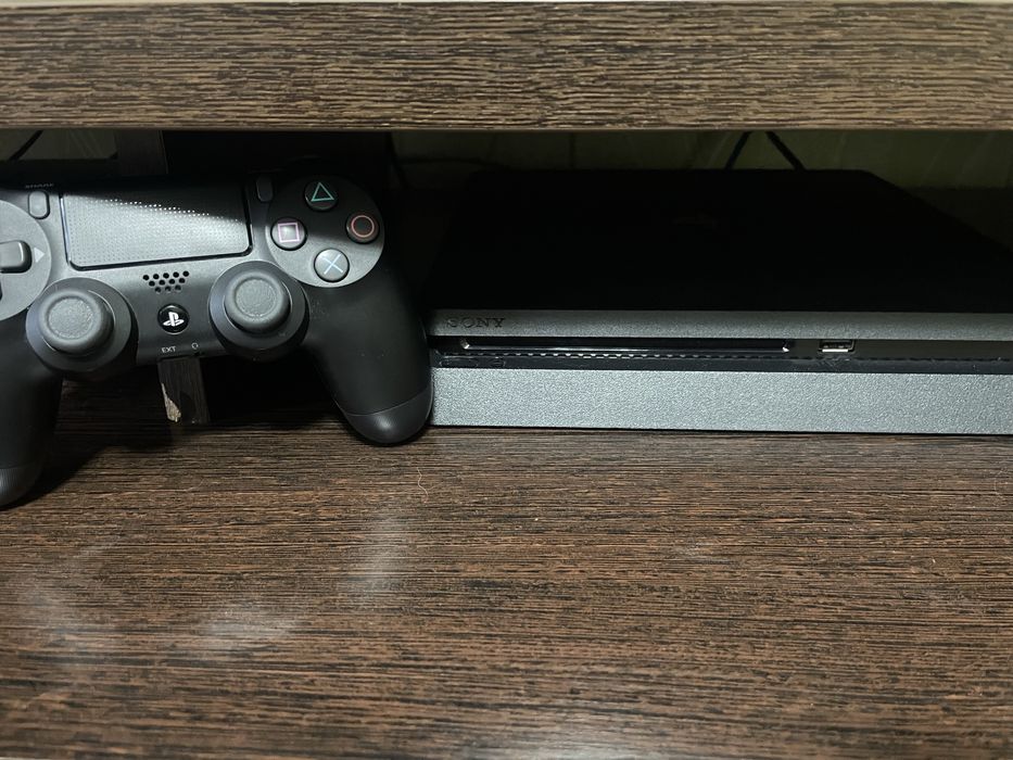 Продаю ps4 slim