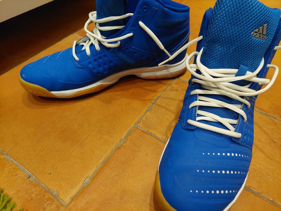 Нови спортни обувки за тренировка в зала или баскетбол adidas