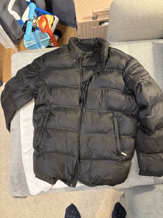 Geaca guess marimea xl neagra