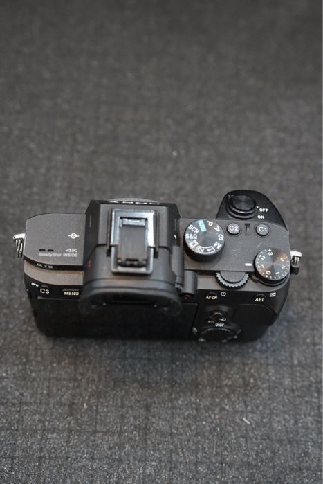 СРОЧНО ПРОДАМ Sony a7 3  , есть объектив, клетка