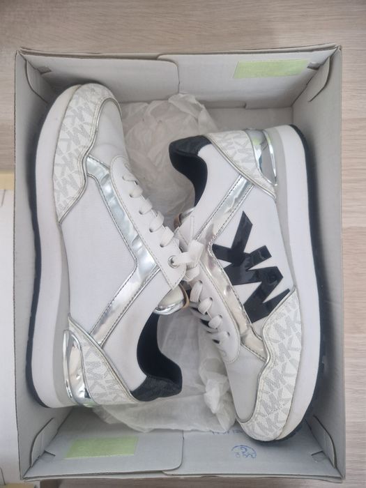 Продам кроссы MICHAEL KORS