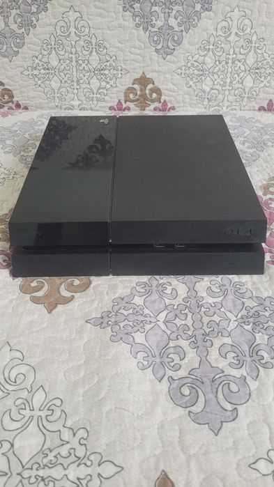 Vând ps4 + 2 console + 6 jocuri