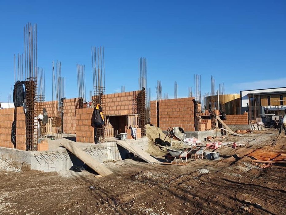 Construcții case la roșu