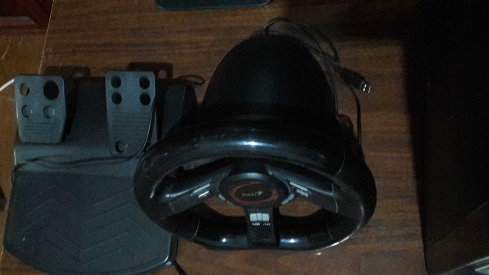 Продаётся компьютер пентиум  4ка с двумя рулями с педалями смотрите фо