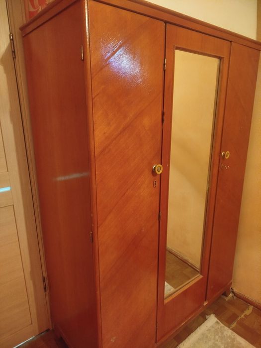 Продам антикварный шифоньер