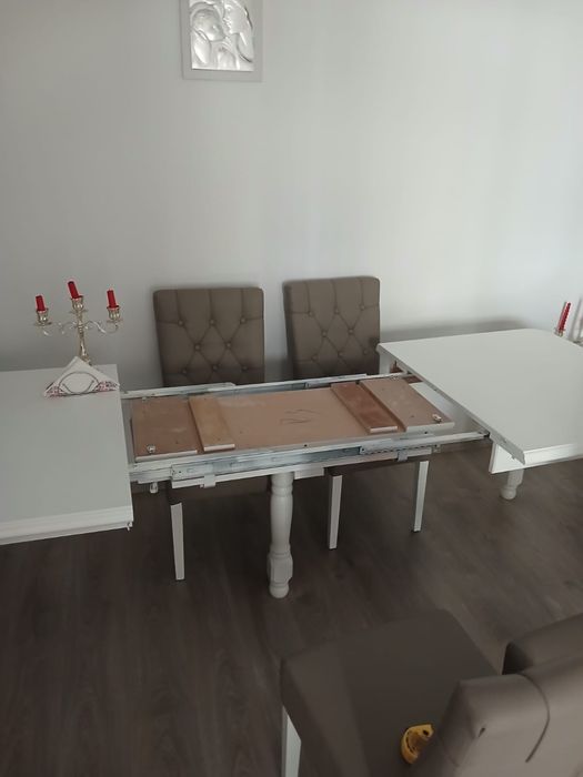 Masa extensibila  si 4 scaune