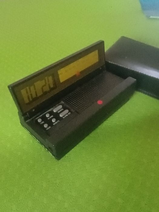 Radio portabil cu ceas și alarmă