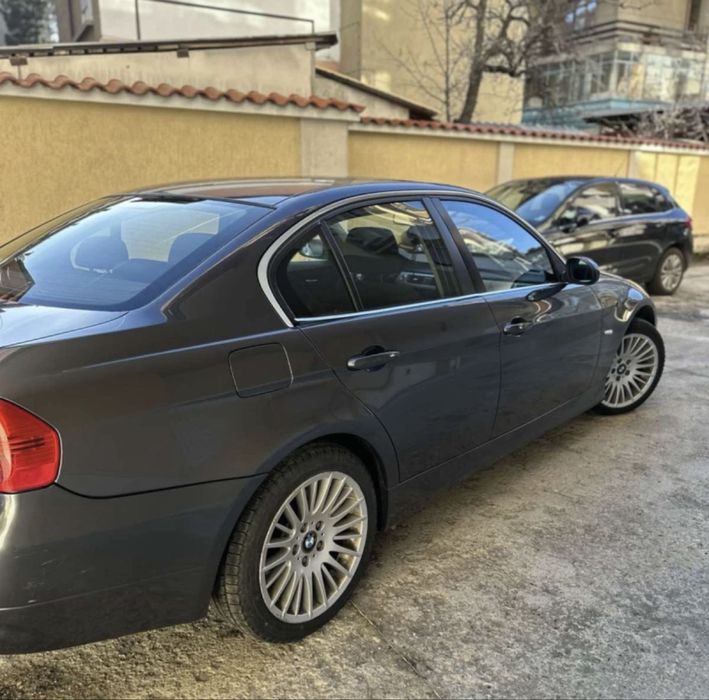 Автомобил BMW 330