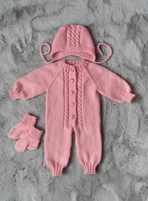 Salopetă tricotată, căciuliță cu șosete handmade