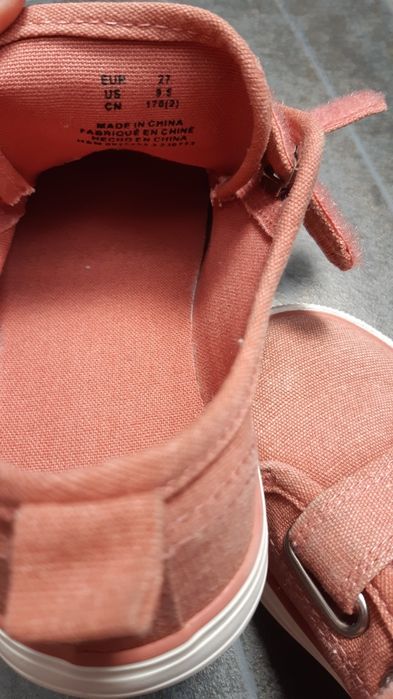 Продавам детски обувки. Н & М.