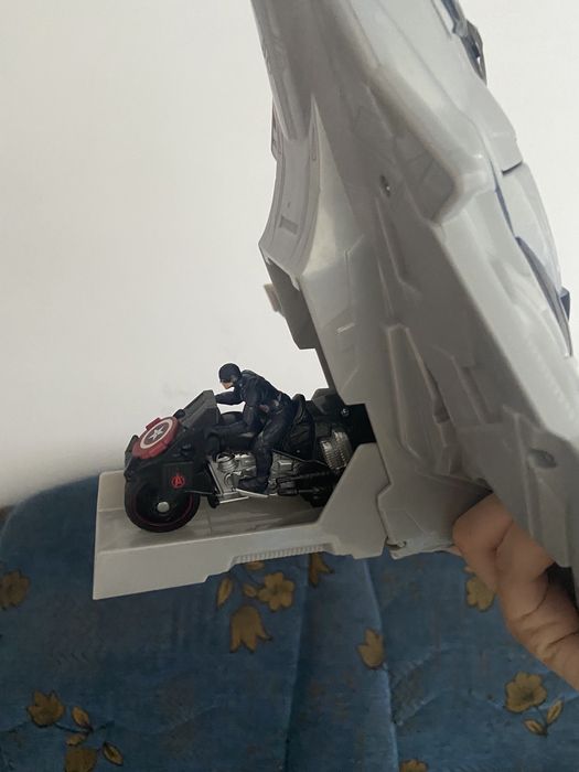 Капитан Америка на самолете