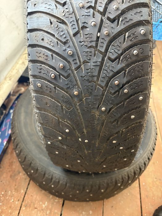 Продам 2 зимних баллона шипованных