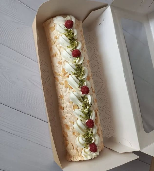 Меренговый рулет с малиной