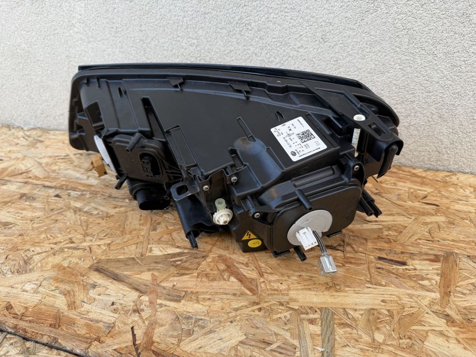 Far dreapta VW Touareg 7P Facelift Xenon adaptiv + LED Original Europa