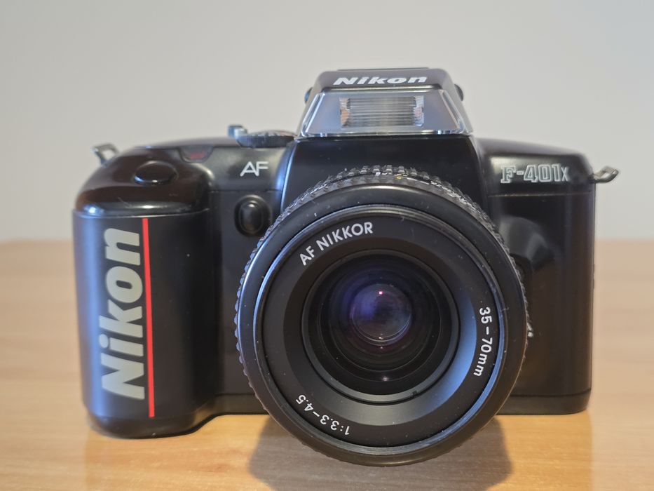 Nikon F-401x plus obiectiv Nikon AF 35-70 f/ 3.3-4.5 in stare perfectă de funcționare și estetic, cameră pe film 35 mm