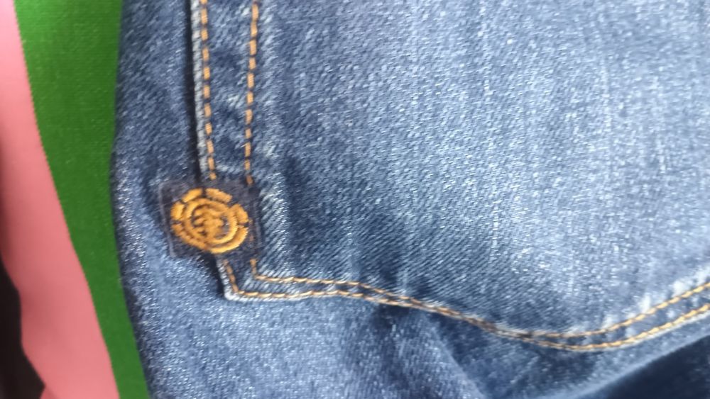 Продавам дамски дънки Element