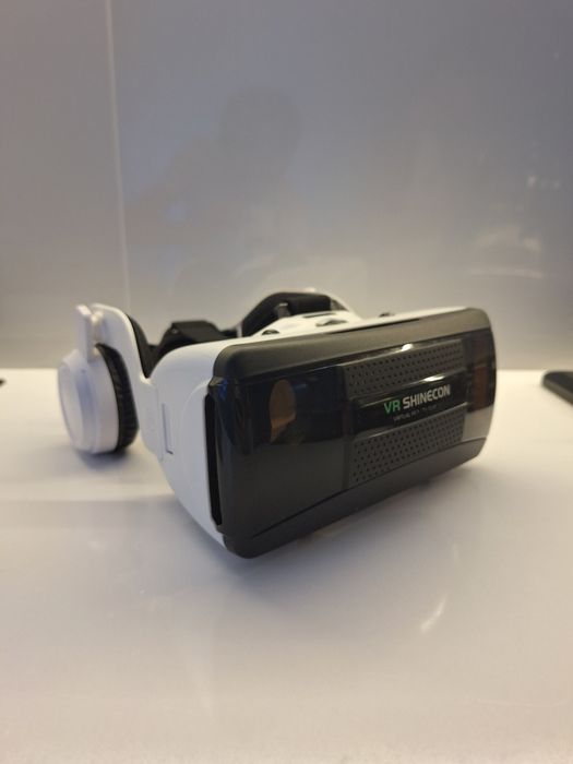 Продам VR очки с джойстикам