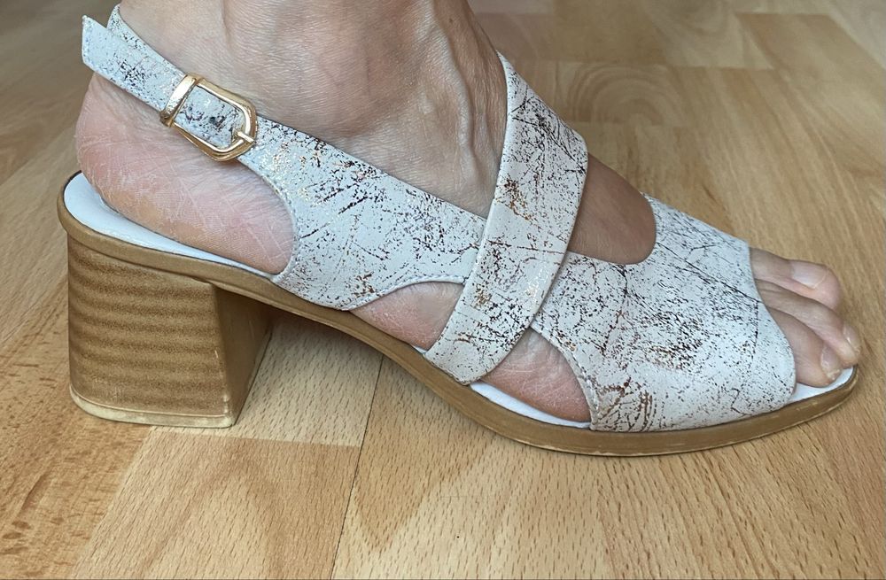 Бели дамски сандали от естествена кожа 39