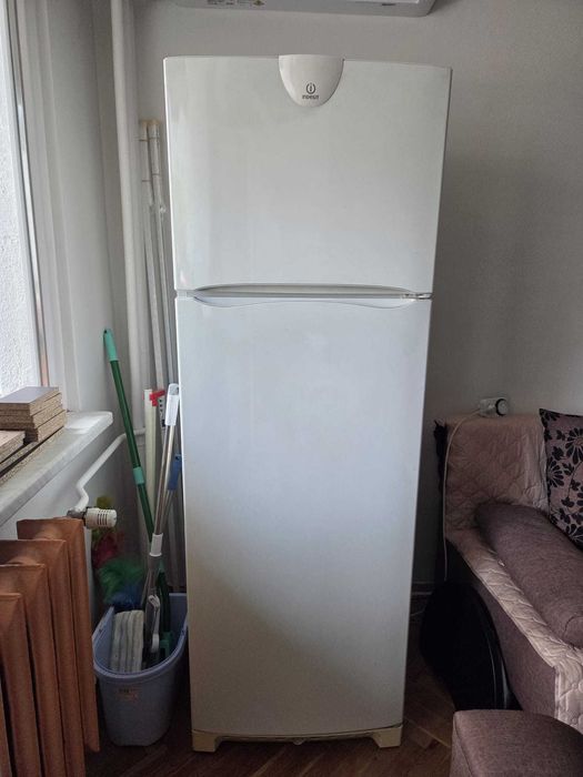Голям хладилник с фризер INDESIT