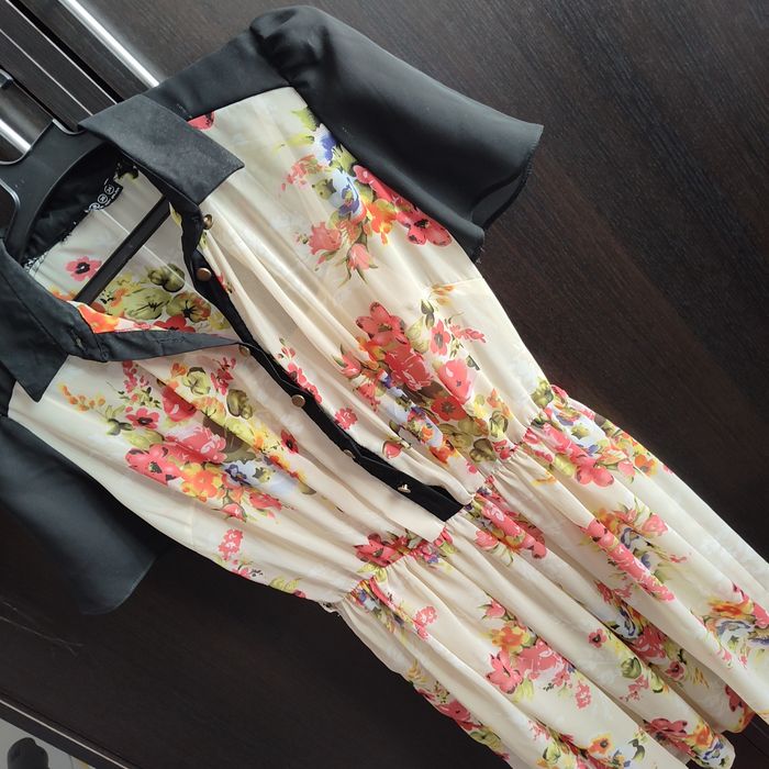 Rochie scurta,cu imprimeu floral, marimea S-M (uk 8/es 36)