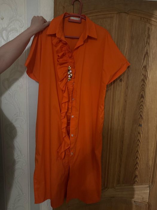 Яркое  оранжевое платье