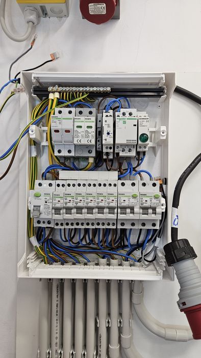 Electrician rezidential – reparații și montaj tablouri, prize, lustre