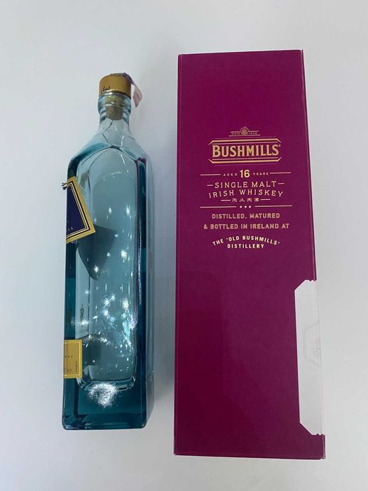 Празна бутилка синьо Джони (Bue Label) и празна бутилка Бушмилс 16 г.