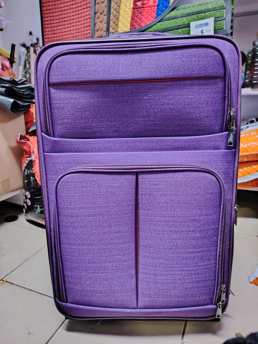 Vând geamantane diferite marimi