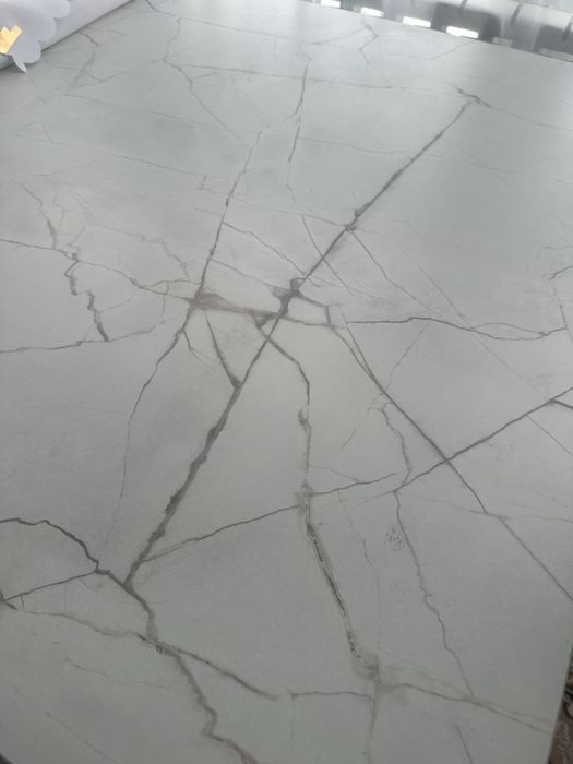 Кухонный стол вместе с стульями