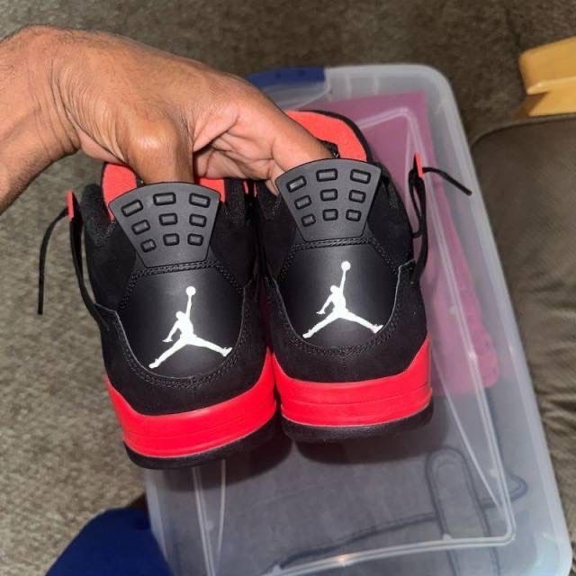 jordan 4 retro 10/11 au fost purtati de doua ori mai multe detal in pv