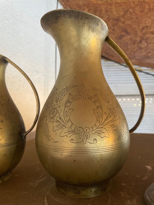 Два броя бронзови кани,продават се заедно,както и поотделно