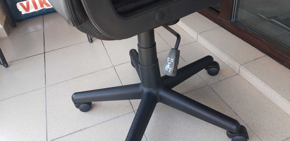 Стол за бюро, въртящ се, на колелца, черен