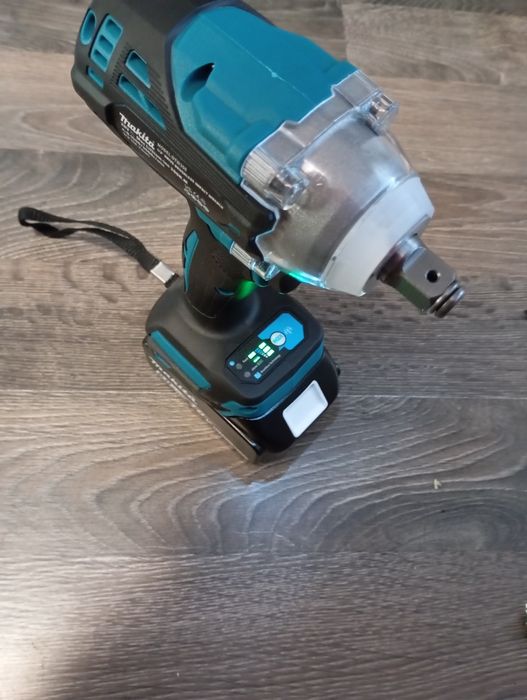 Autofiletanta pentru insurubat DTW 300 cu baterie de 6a NOU