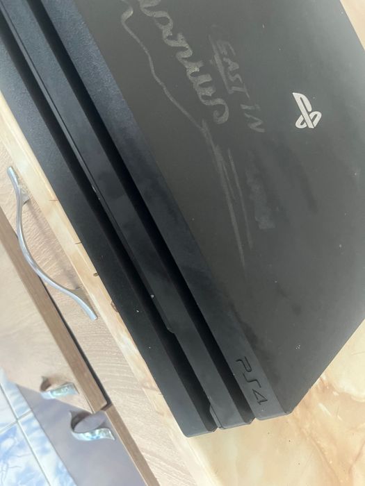 Ps4 playstion 4 pro fara manete de acea il dau la prețul de 400 de lei