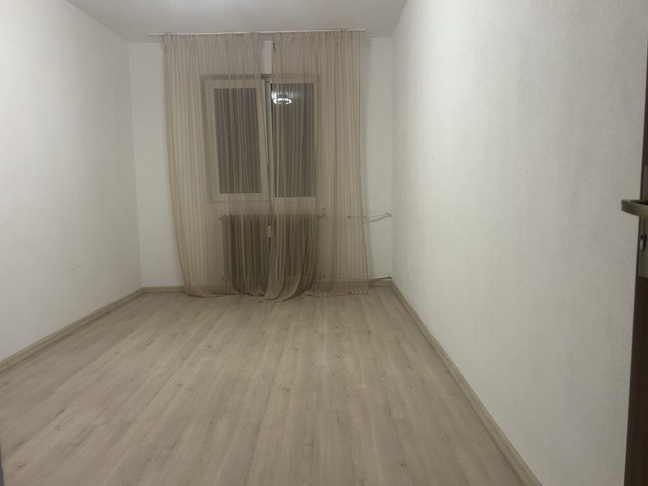 Vand apartament Craiovita Noua zona materna etaj 1/4
