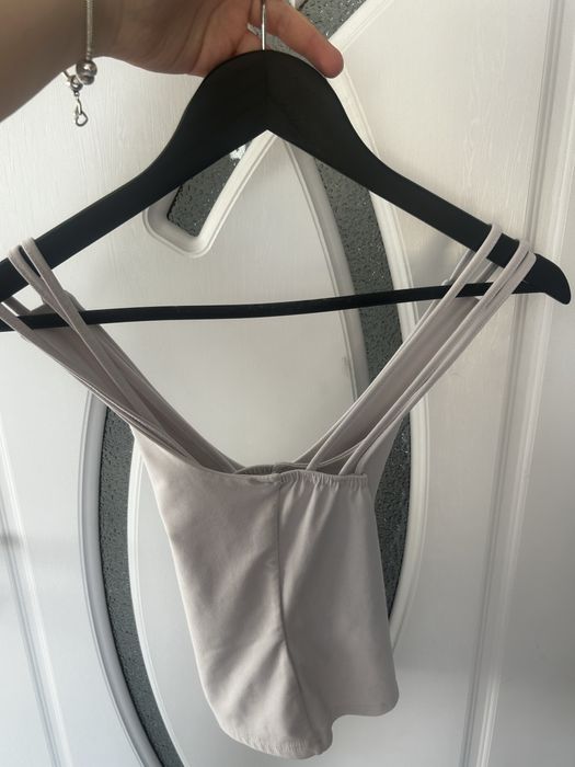 Бял къс потник с дълбоко деколте