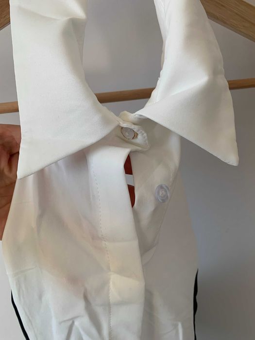 Рокля с яка и гол гръб в бяло и черно