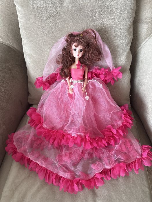 Продам куклу красивую