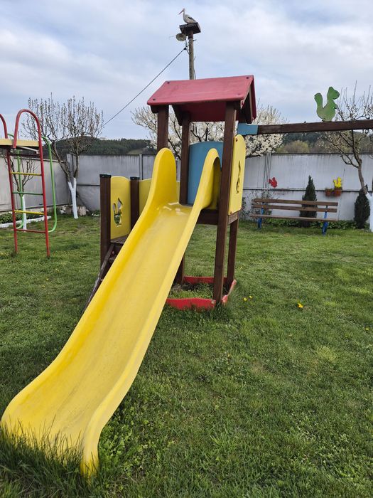 Дървена детска площадка с пързалка