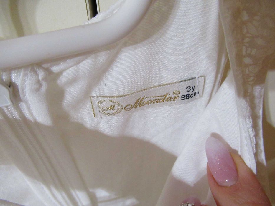 Елегантна бяла рокля с пеперуди